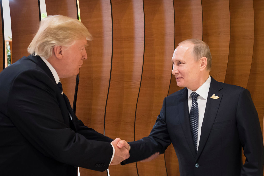 Donald Trump, Präsident der USA (l.), begrüßt Wladimir Putin, Präsident Russlands (r.), im Rahmen der Eröffnung des G20-Gipfels auf dem Messegelände.