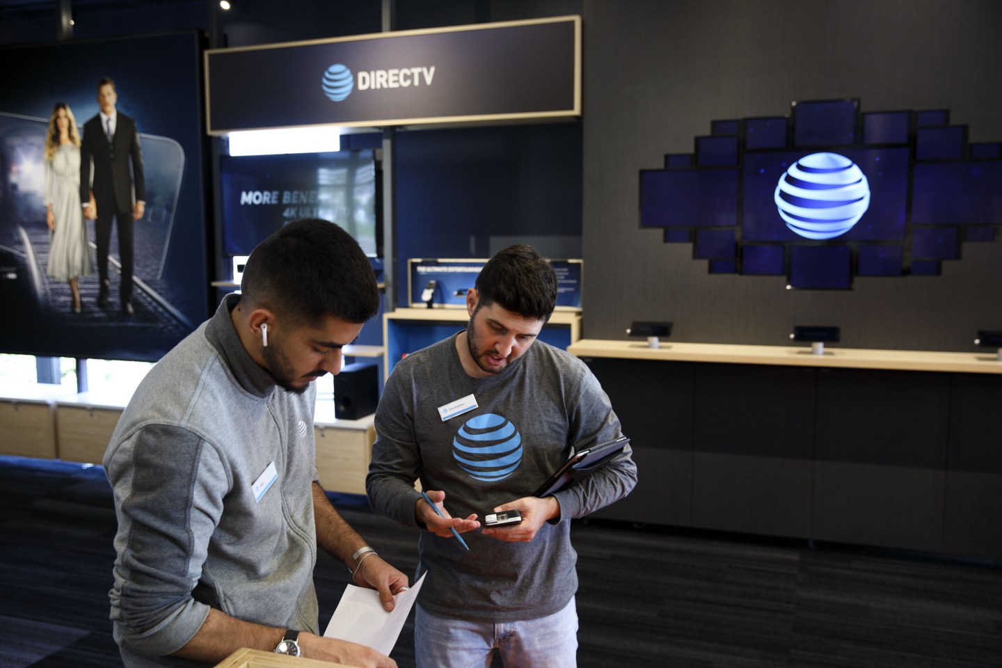 Several workers in an AT&T store.