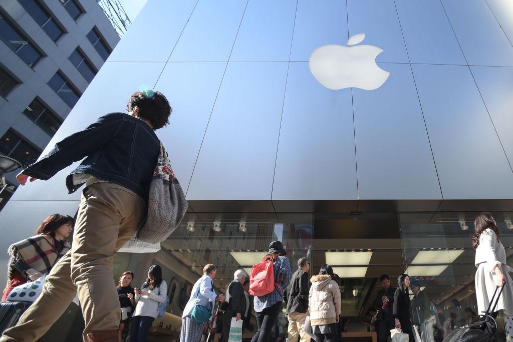 Long queues at Apple Stores for 10th Anniversary iPhone