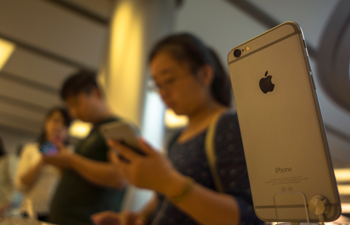 Chinese consumers are trying out iPhone 6 in an apple store