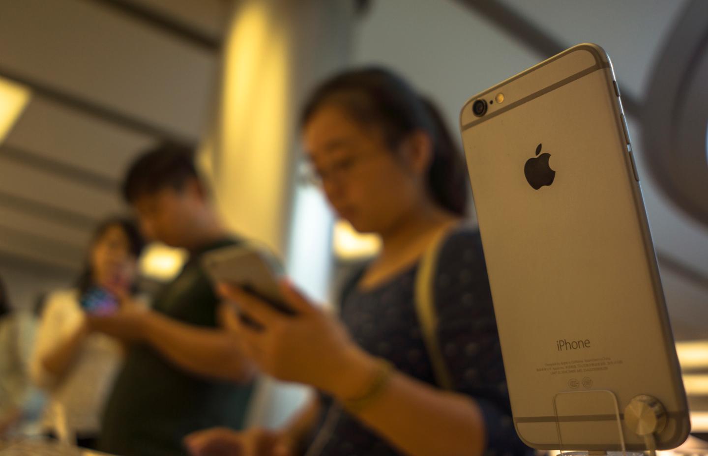 Chinese consumers are trying out iPhone 6 in an apple store