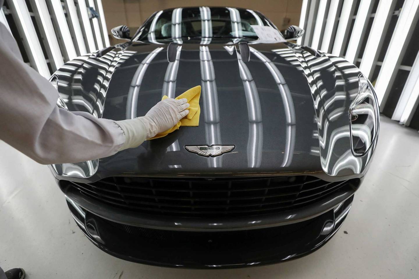 1505772982_ASTON-MARTIN-2