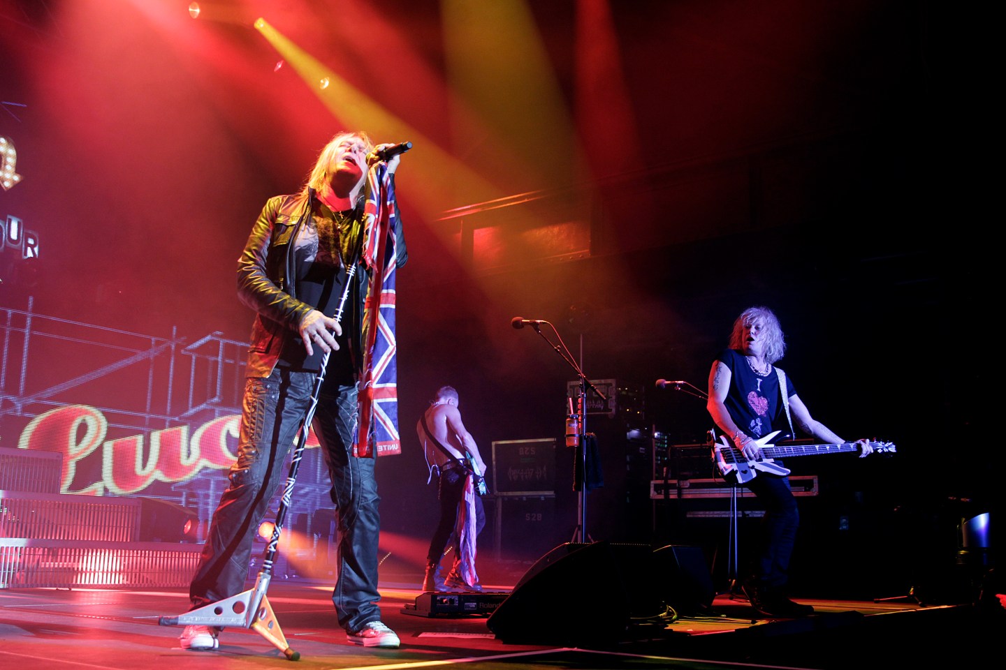 Britische Hard-Rock-Band Def Leppard gastiert auf ihrer "Tour 2015" im Palladium Köln