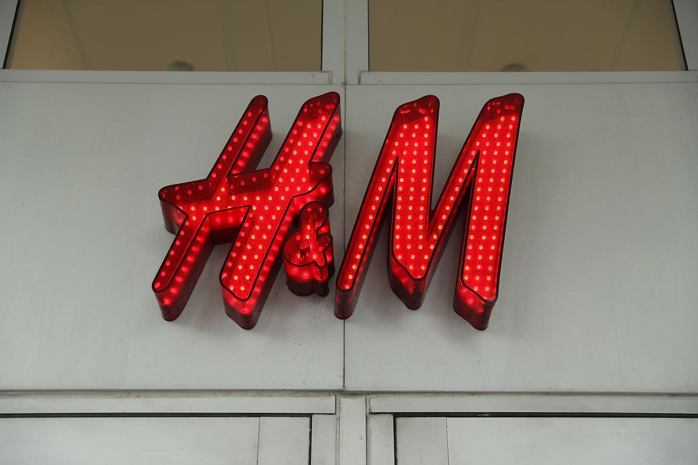 Clothing Retailer H&amp;M Apologizes For "Coolest Monkey" Hoodie Ad