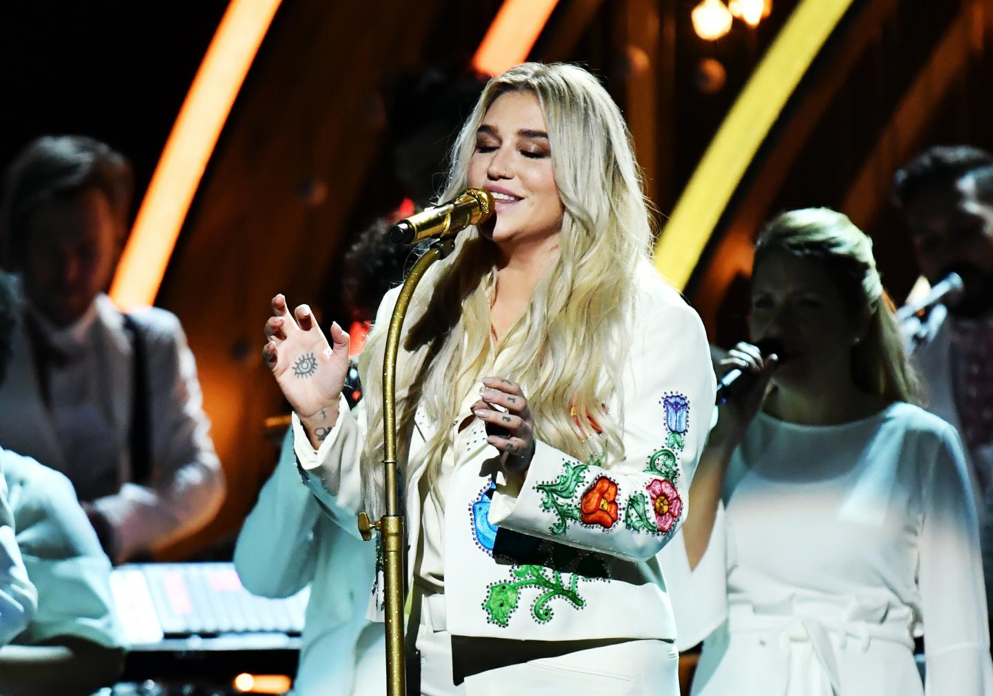 Kesha singes "Praying" at Grammys Sunday night