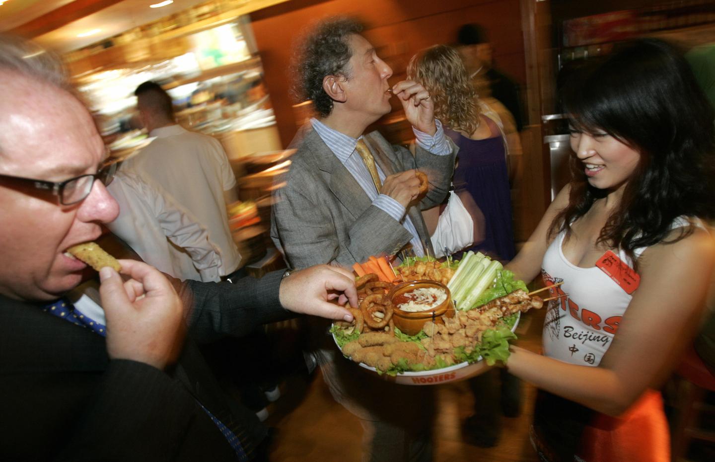 Hooters parent Chanticleer starts blockchain, bitcoin loyalty program