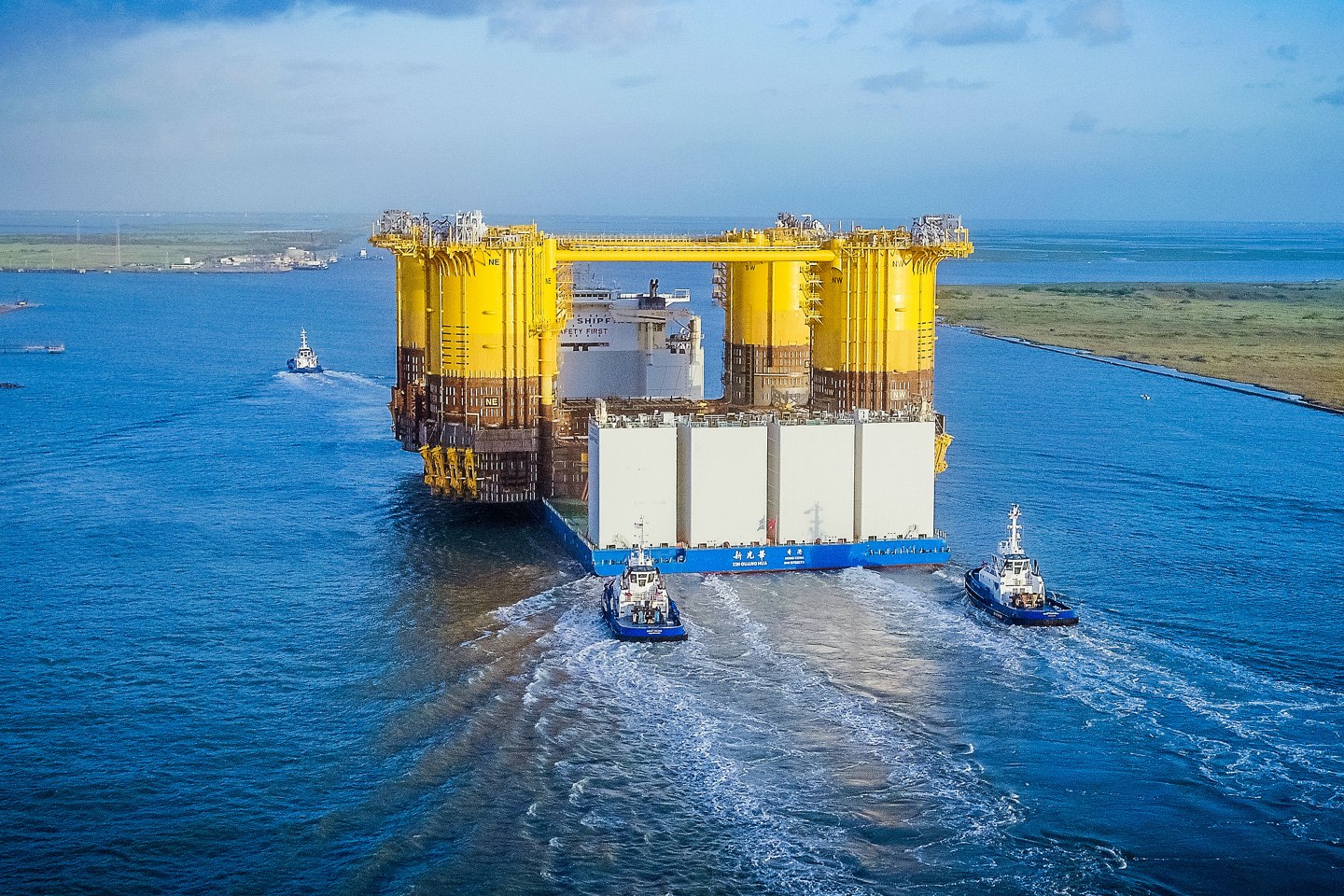 Shell deepwater oil platform Appomattox arriving in Ingleside, Texas.