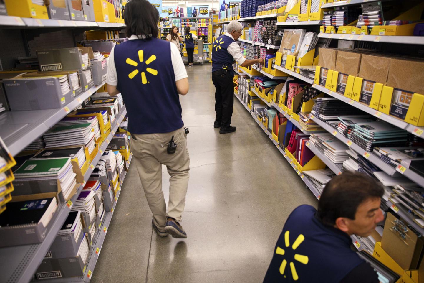 Wal-Mart to Allow Workers Early Access to Pay via Fintech Accord
