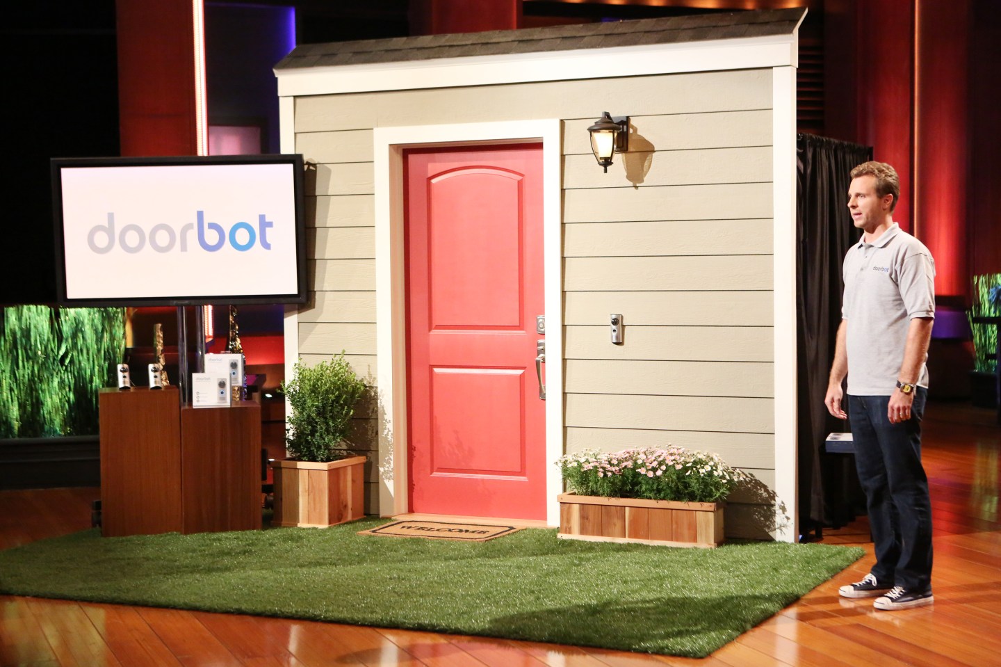 Ring CEO Jamie Siminoff appears on TV show Shark Tank pitching 'Doorbot'