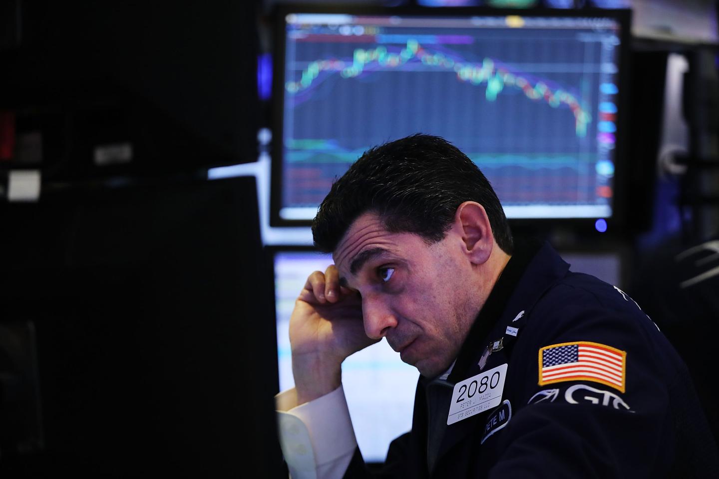 Dow Continues Decline, With Steep Of Over 900 Points