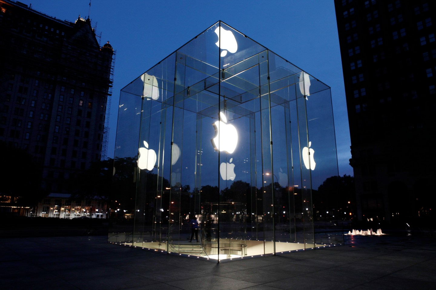 Apple Store, At Night