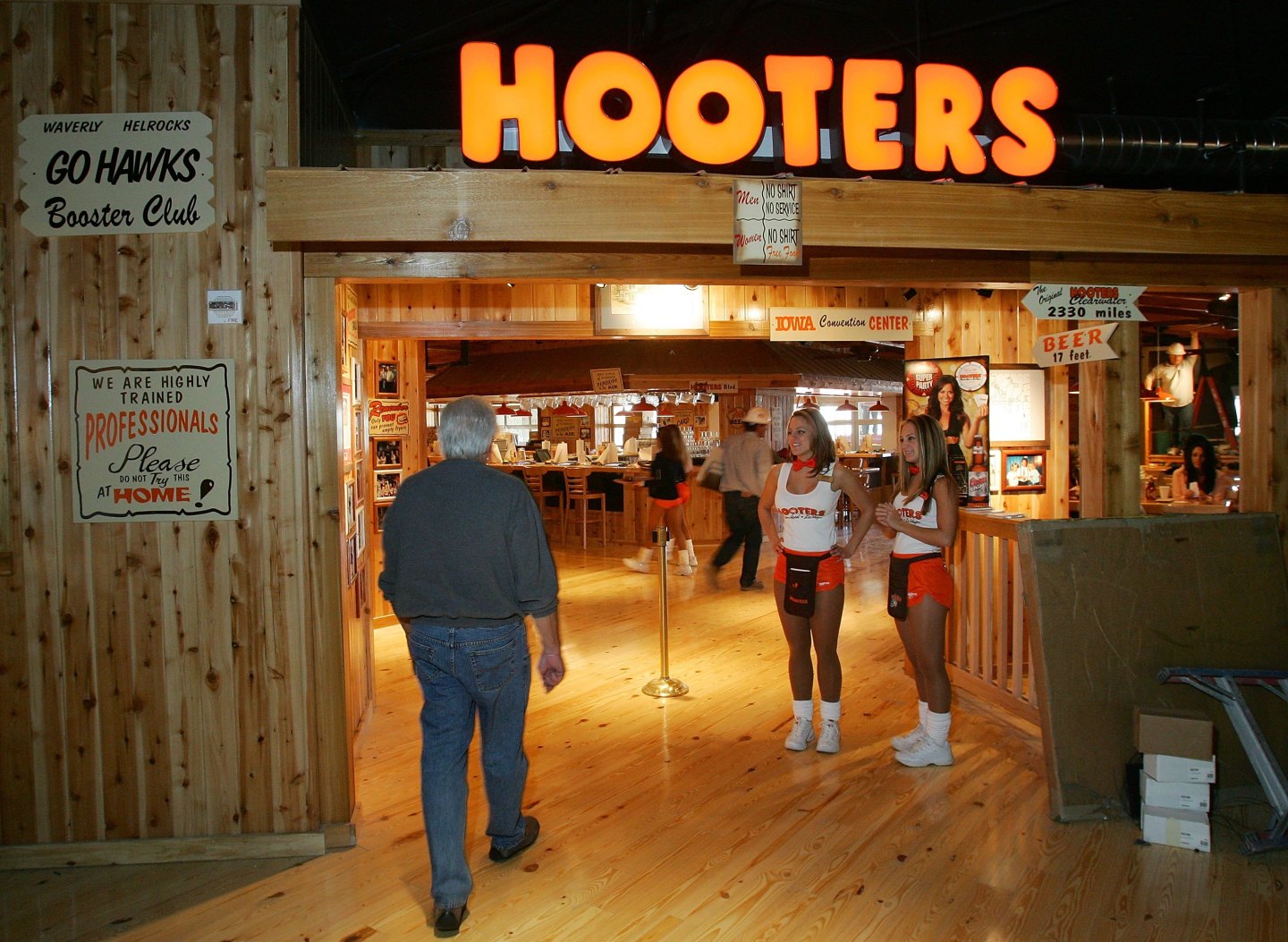 Hooters To Open Its First Casino Hotel