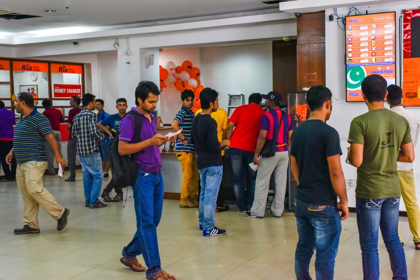 Money changers stop buying, selling 500 and 1,000 rupee notes