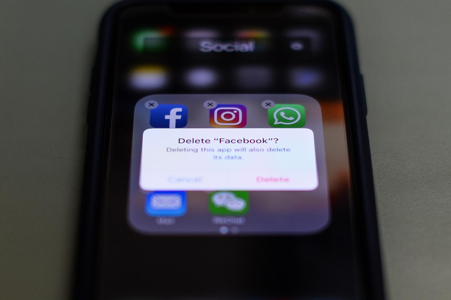 Delete Facebook options appears on iphone screen