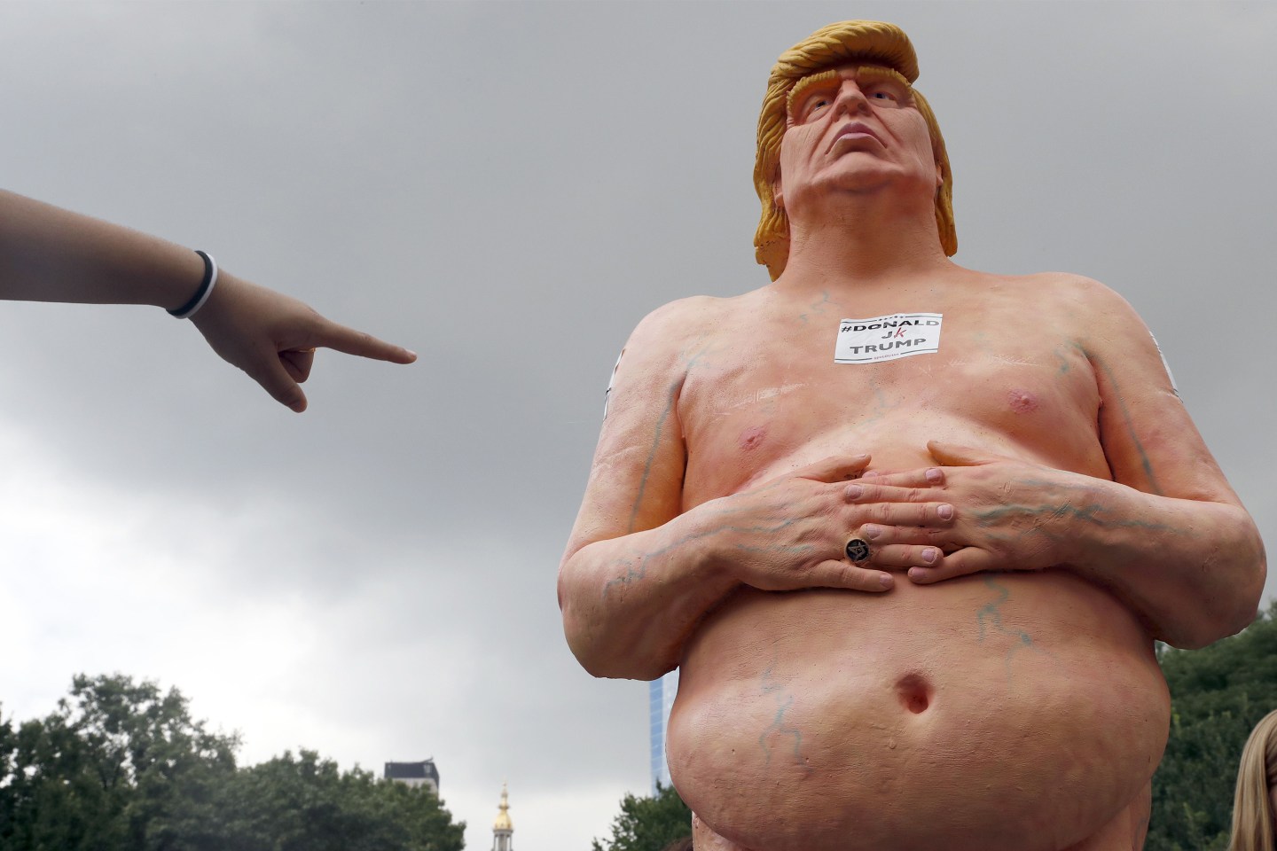 trump-naked-statue-auction