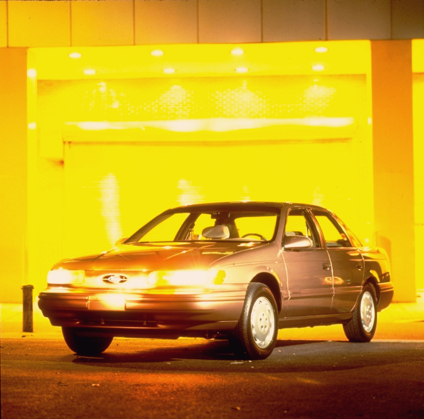 Silver 1992 Ford Taurus w. front headlig