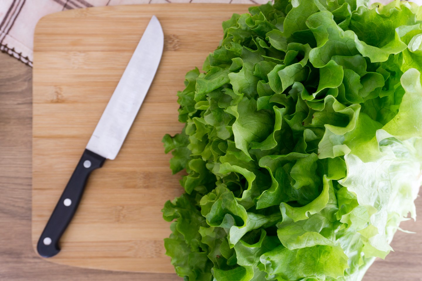 Lettuce and knife