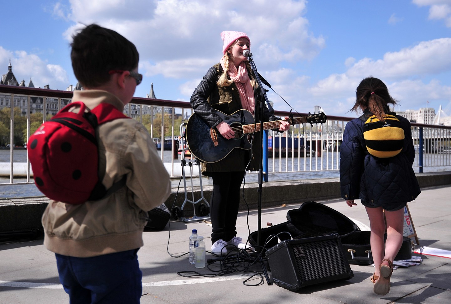 Guitarist plays for children on street in London