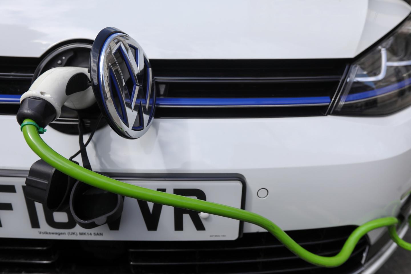 U.K. Joins France, Says Goodbye To Fossil-Fuel Cars By 2040