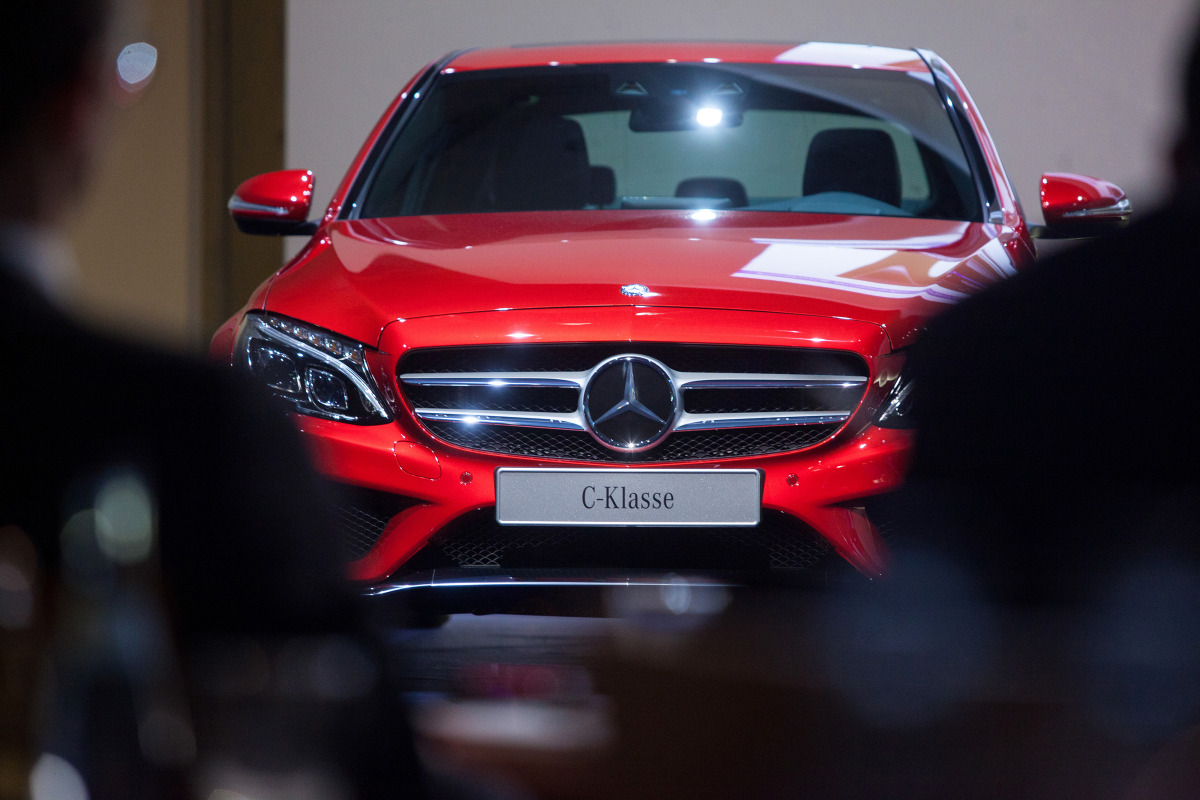 Daimler Cuts Profit Forecast on U.S.-China Trade Fight Costs