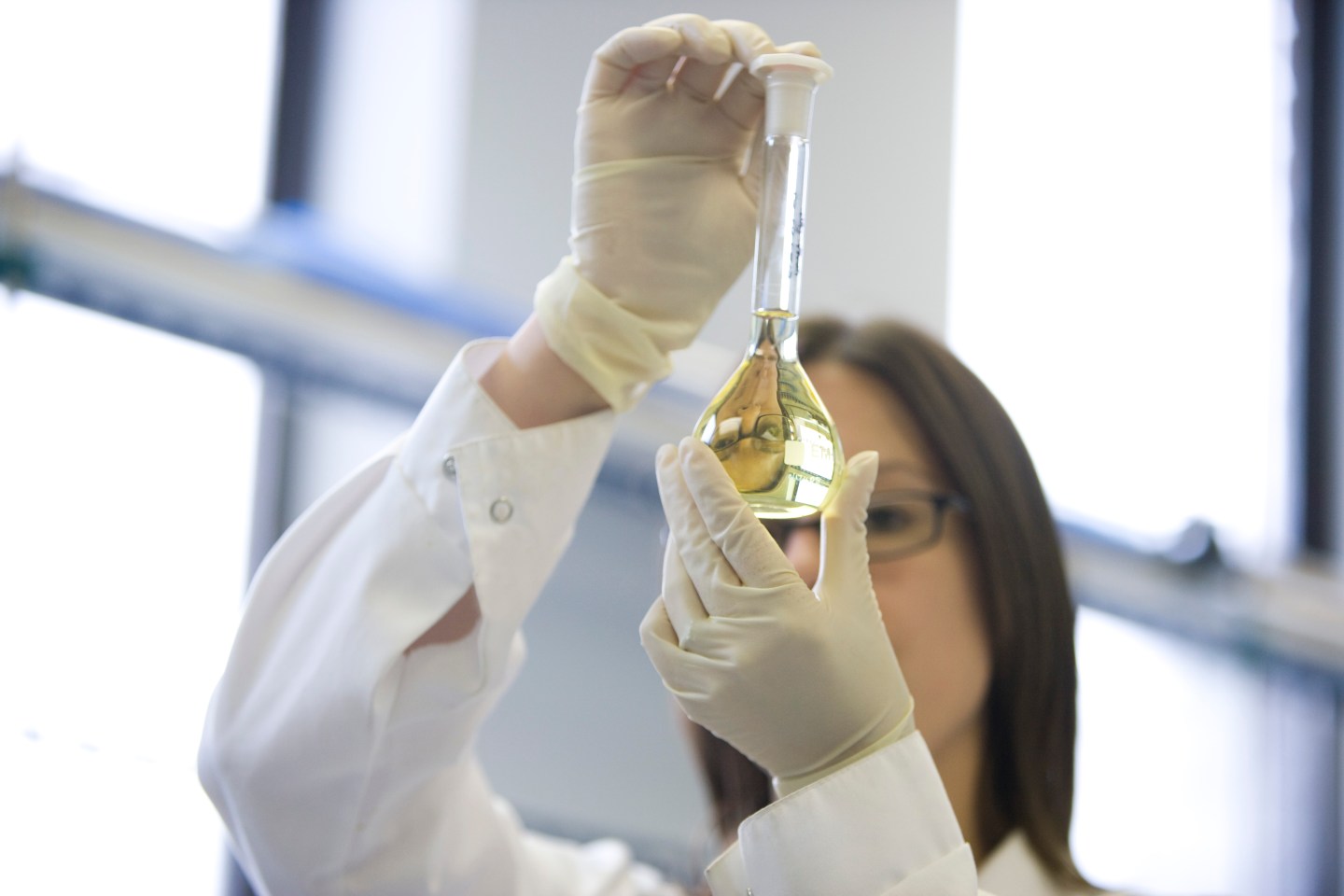 Sativex is a cannibanoid medecine manufactured by GW Pharmaceuticals. This mouth spray has just received approval to be launched on the French market, for limited use on patients suffering from multiple sclerosis.