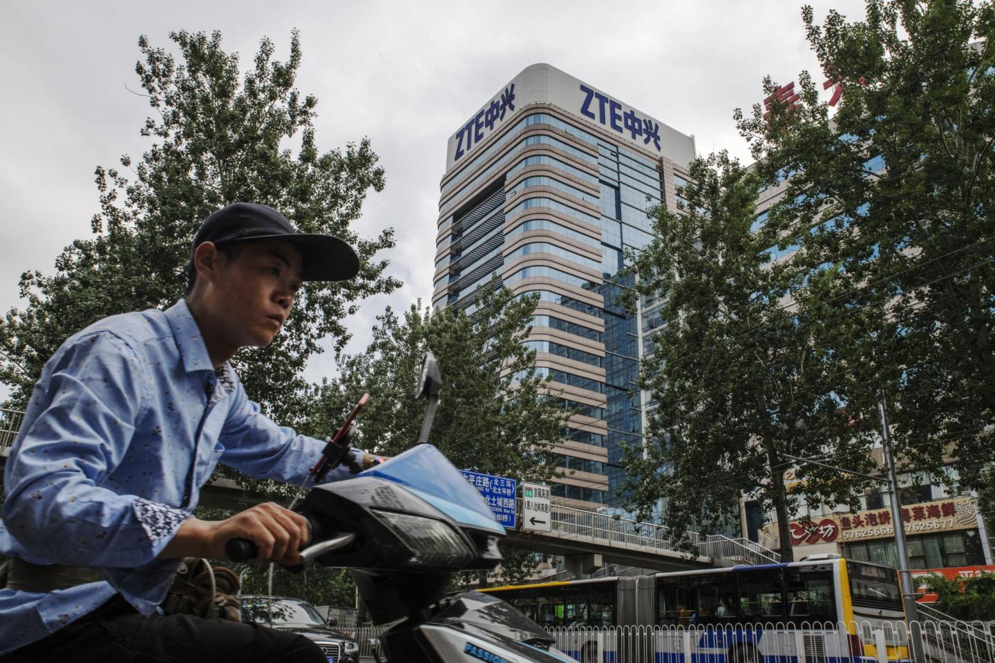 ZTE Plunges as U.S. Lawmakers Advance in Effort to Restore Ban