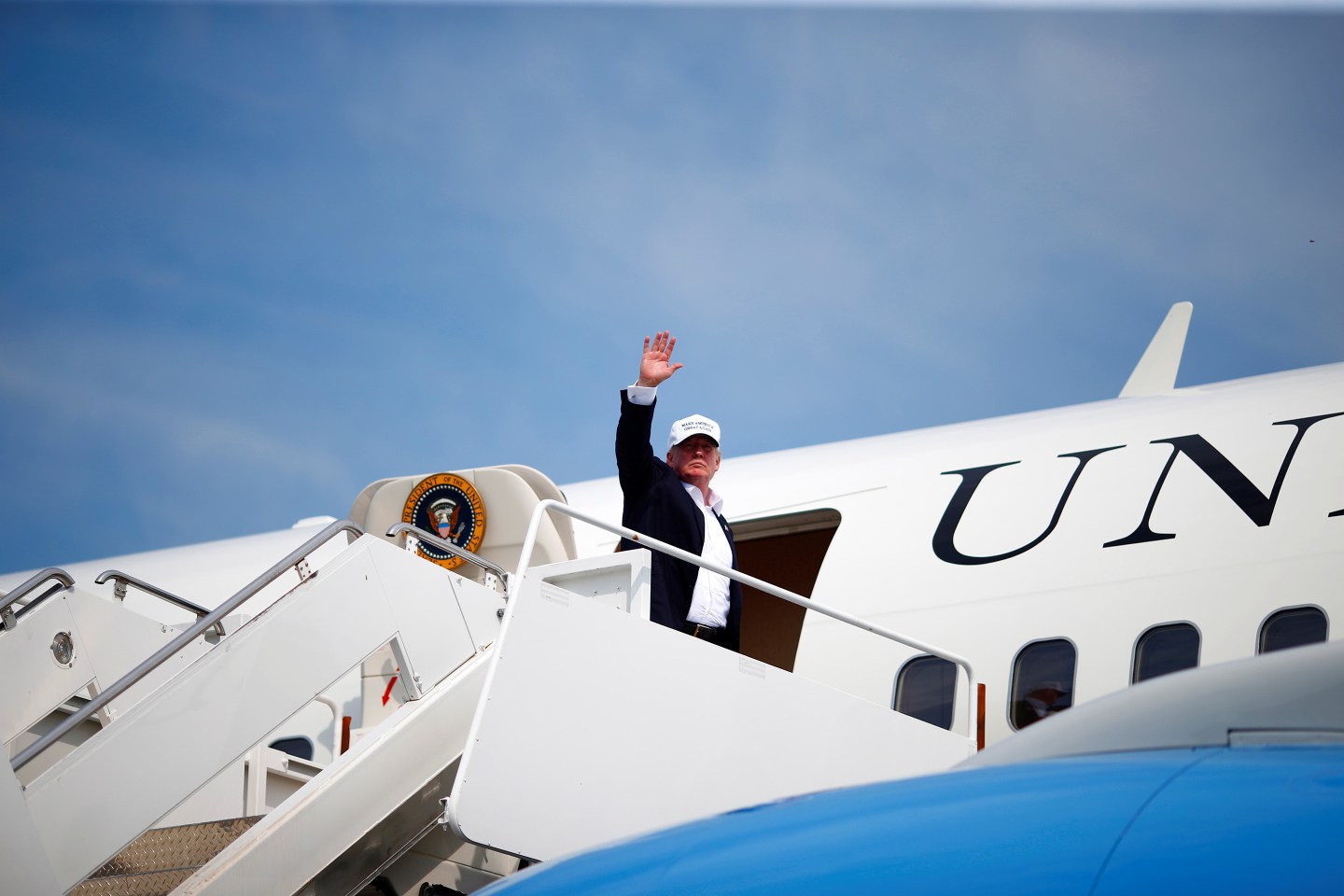 air-force-one-trump-wave