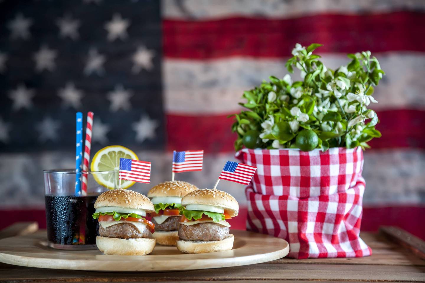 4th July, cheeseburgers &amp; background American flag