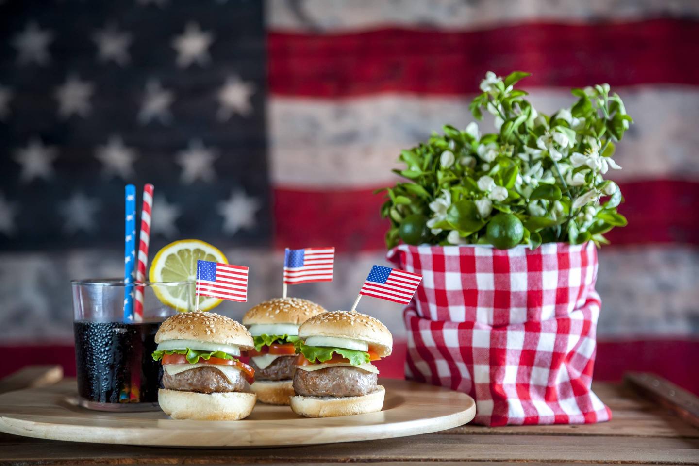 4th July, cheeseburgers & background American flag