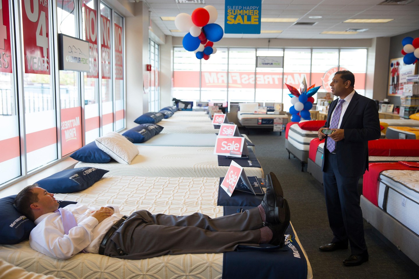 Chicago, USA. 14th July, 2016. the South Loop store location. 14th July, 2016. Joe Kelly, left, district manager of Mattress Firm, runs through some training exercises with Bobby Mathew, store manager at the South Loop store location, on Thursday, July 14