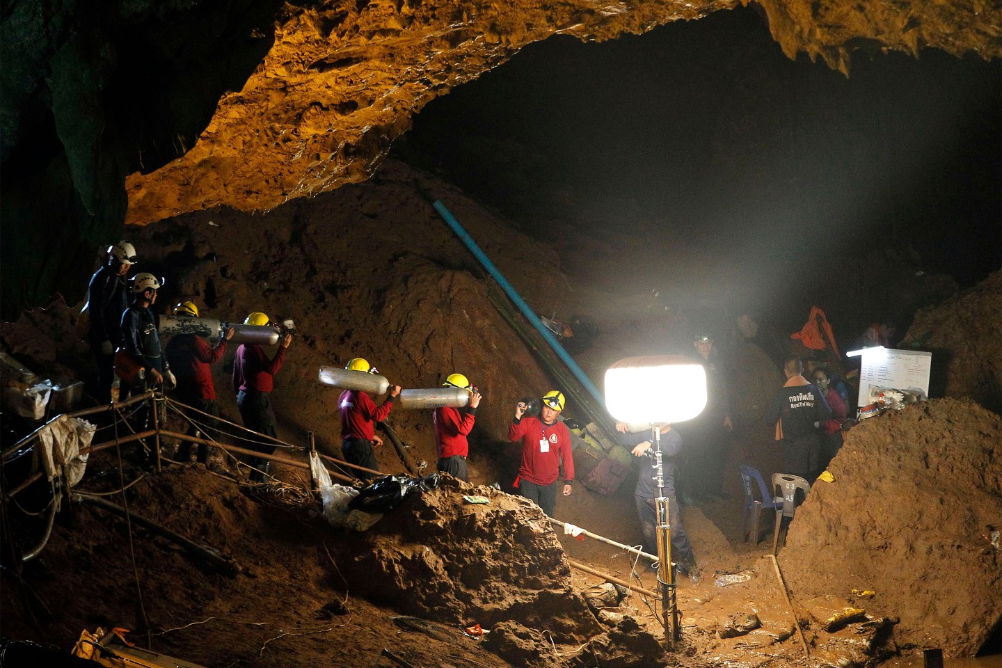thailand-cave-rescue-oxygen-tanks