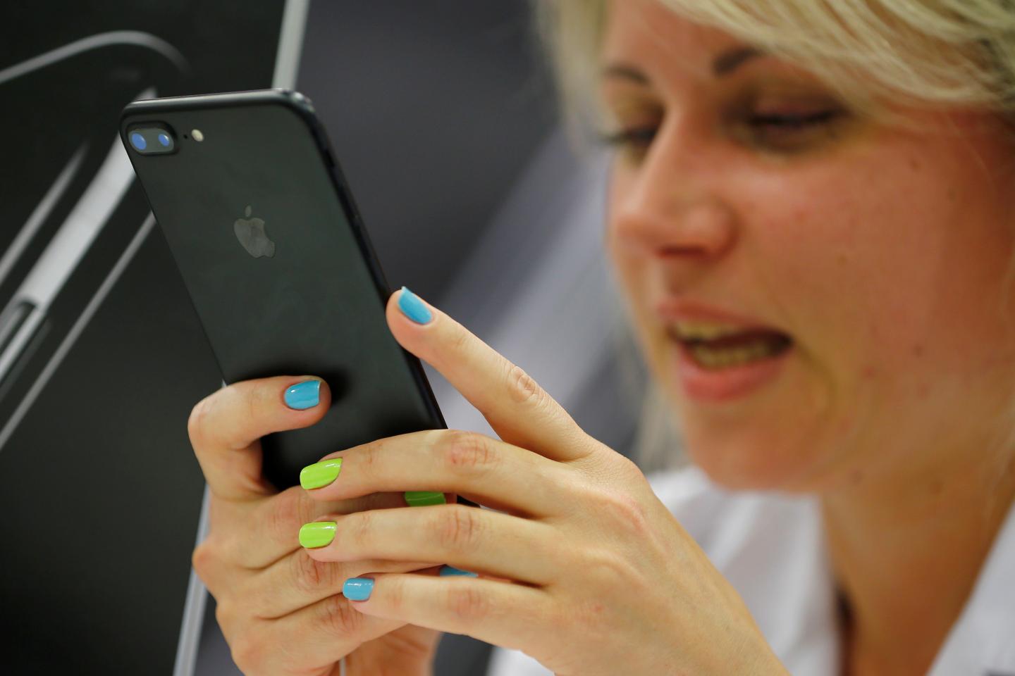 Apple launches iPhone models 7 and 7 plus in Russia
