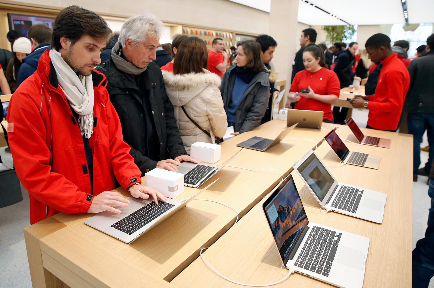 Apple Store Saint Germain Opens To Public In Paris