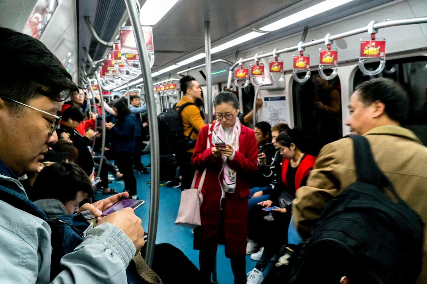 People are reading on smart phones in subway.  Figures from