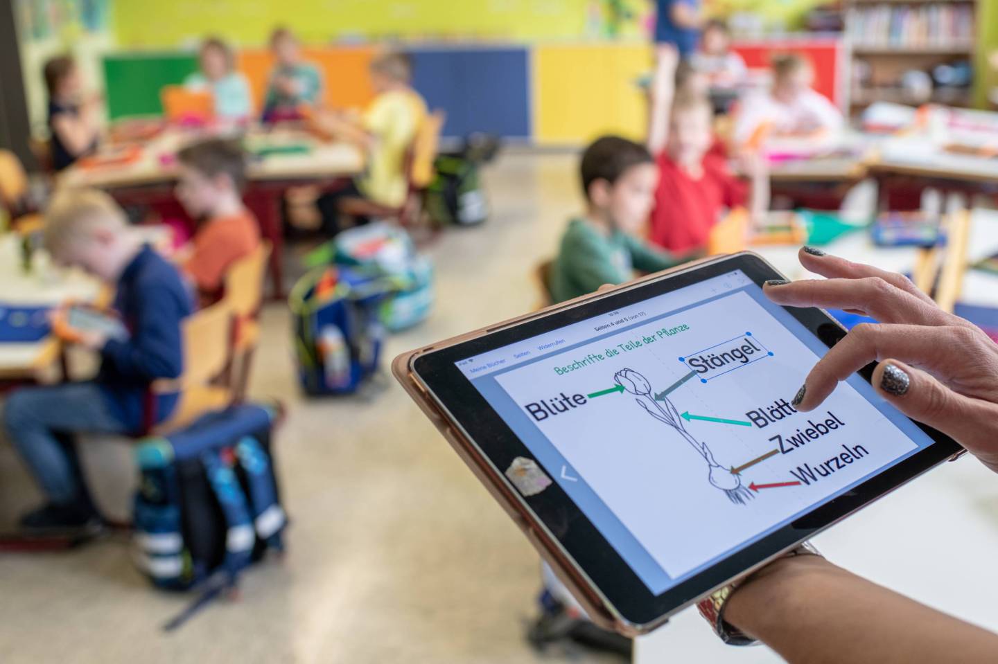 Apple and Samsung top a declining tablet market.