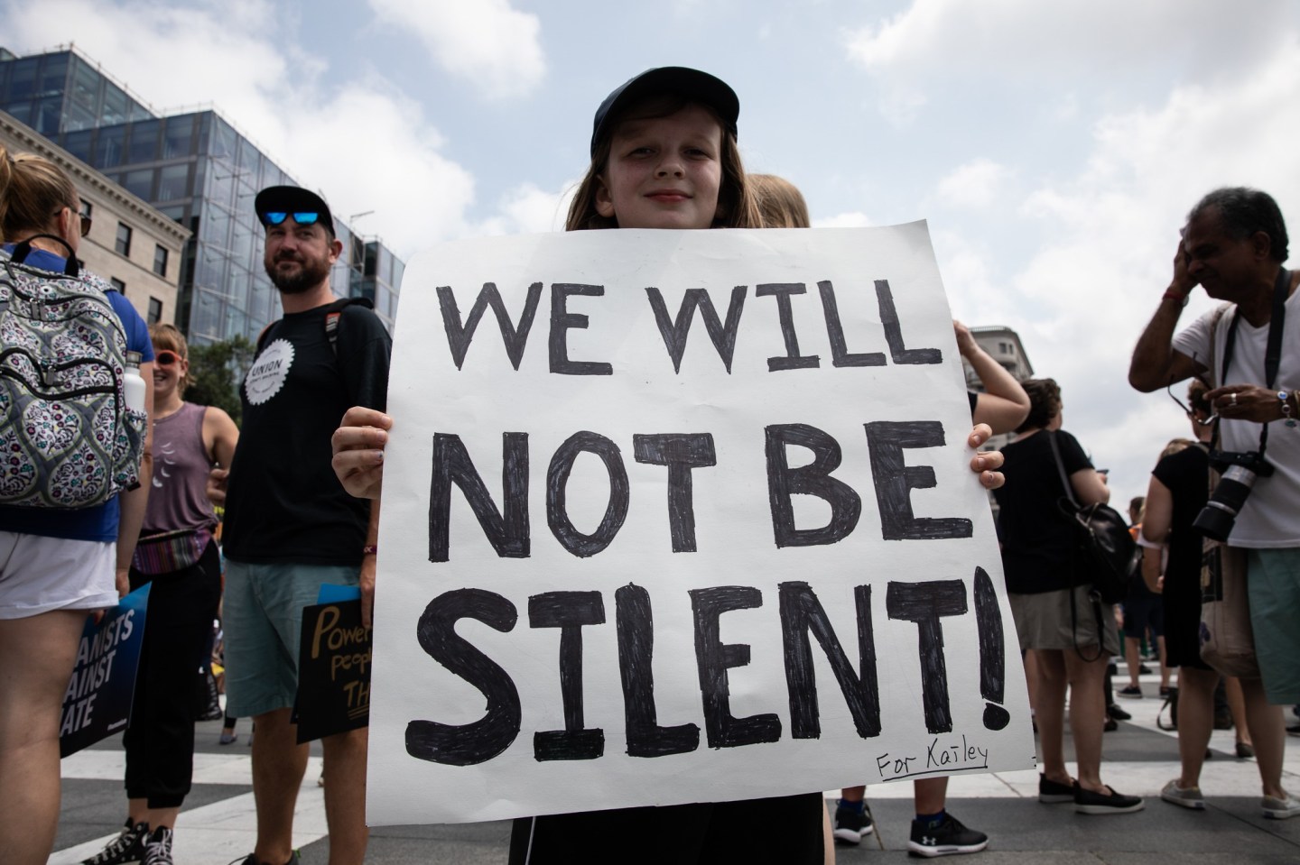 Anti-racist protesters quell the demonstration of far right in Washington