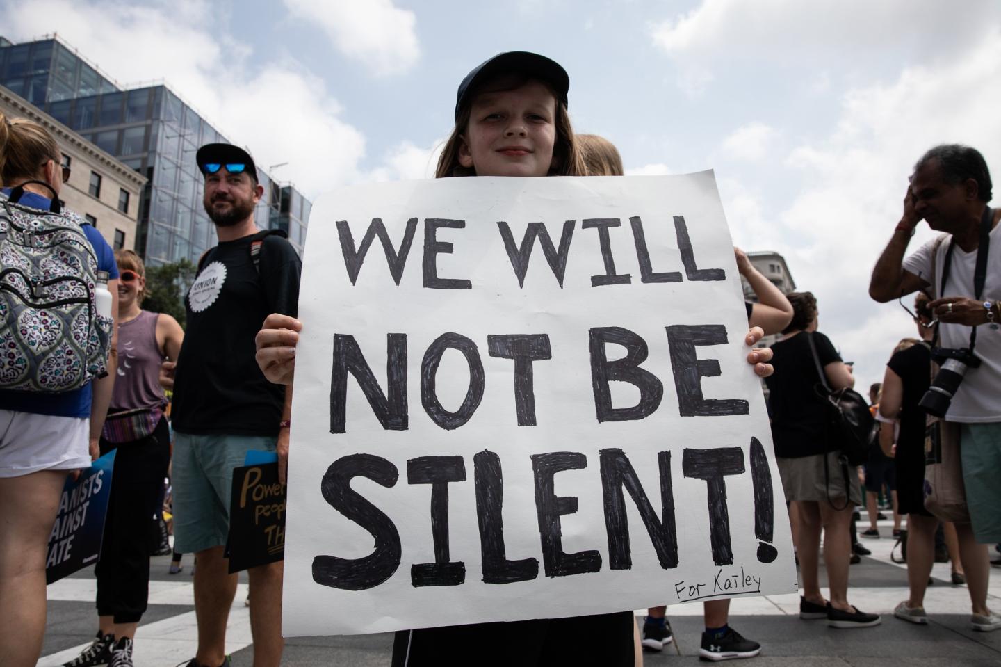 Anti-racist protesters quell the demonstration of far right in Washington