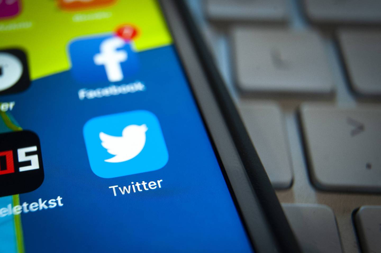 Portable device social media illustration