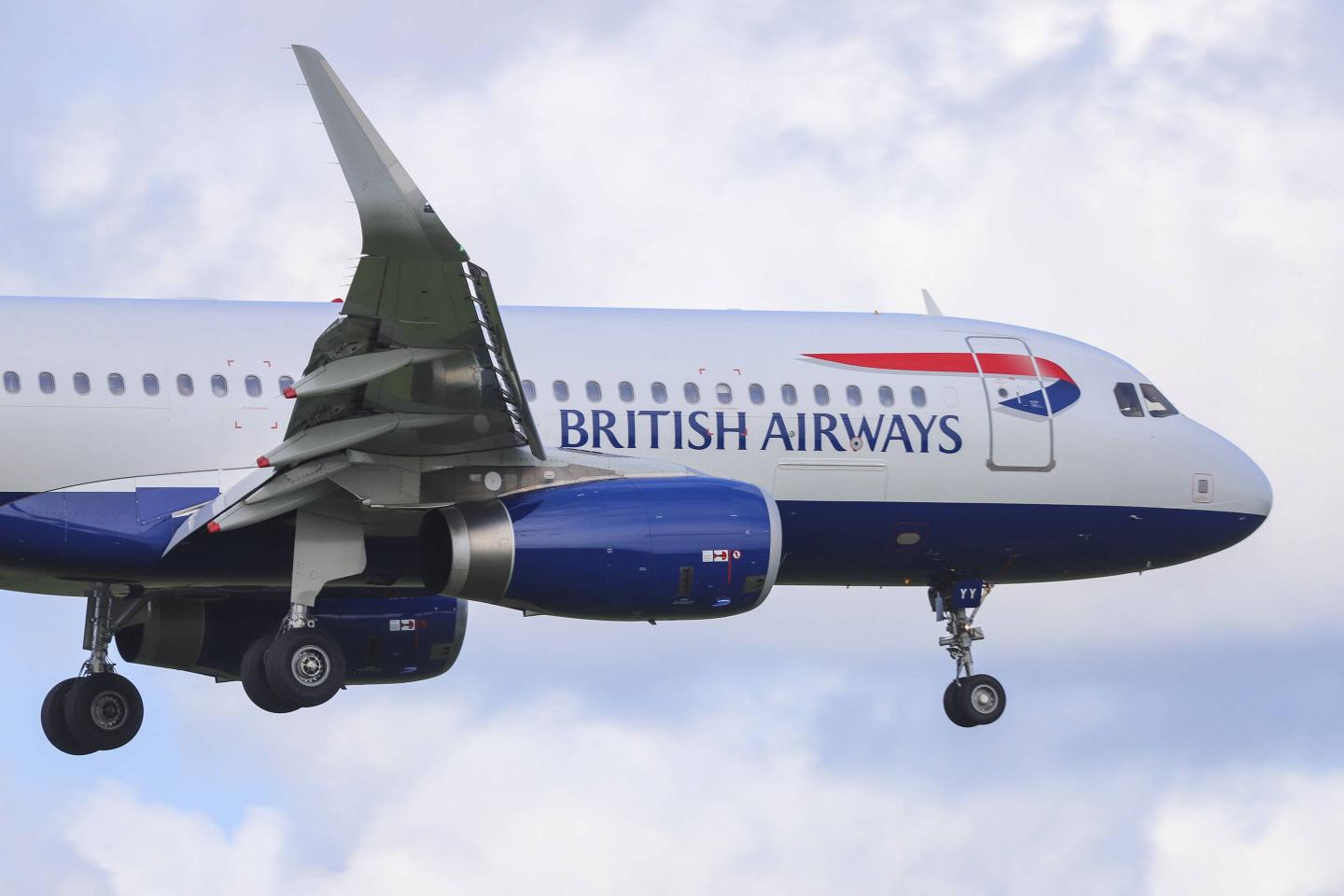 British Airways Airbus A320 landing at Amsterdam
