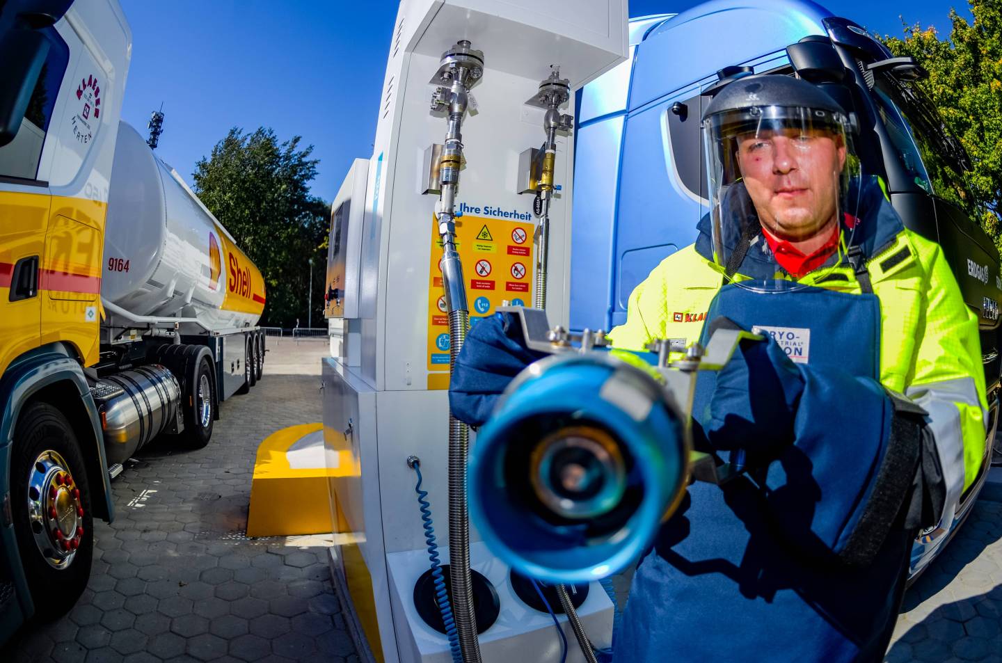 Shell opens first LNG branded filling station