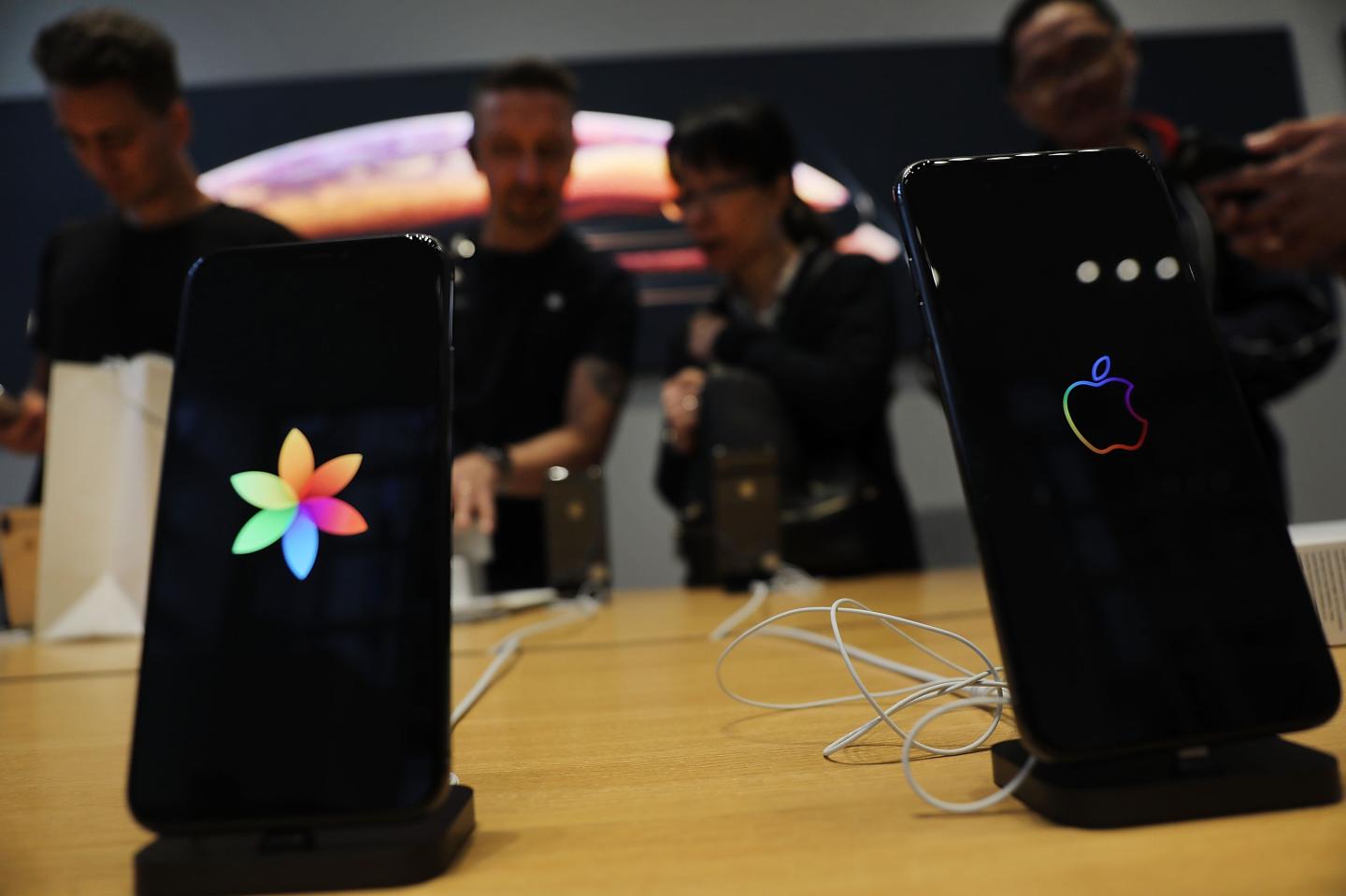 New Apple iPhone X and New Apple Watch Go On Sale In Stores