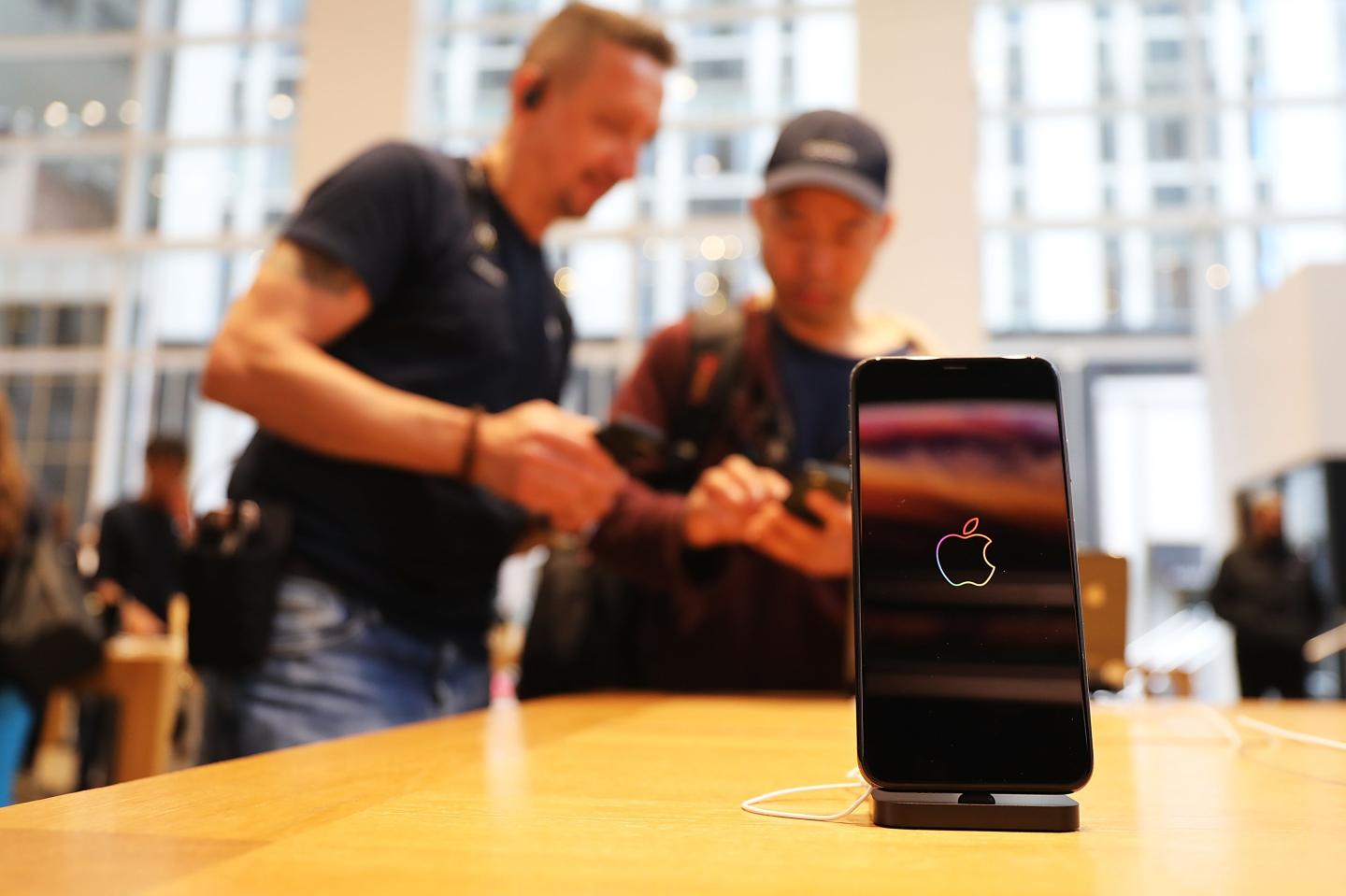 New Apple iPhone X and New Apple Watch Go On Sale In Stores