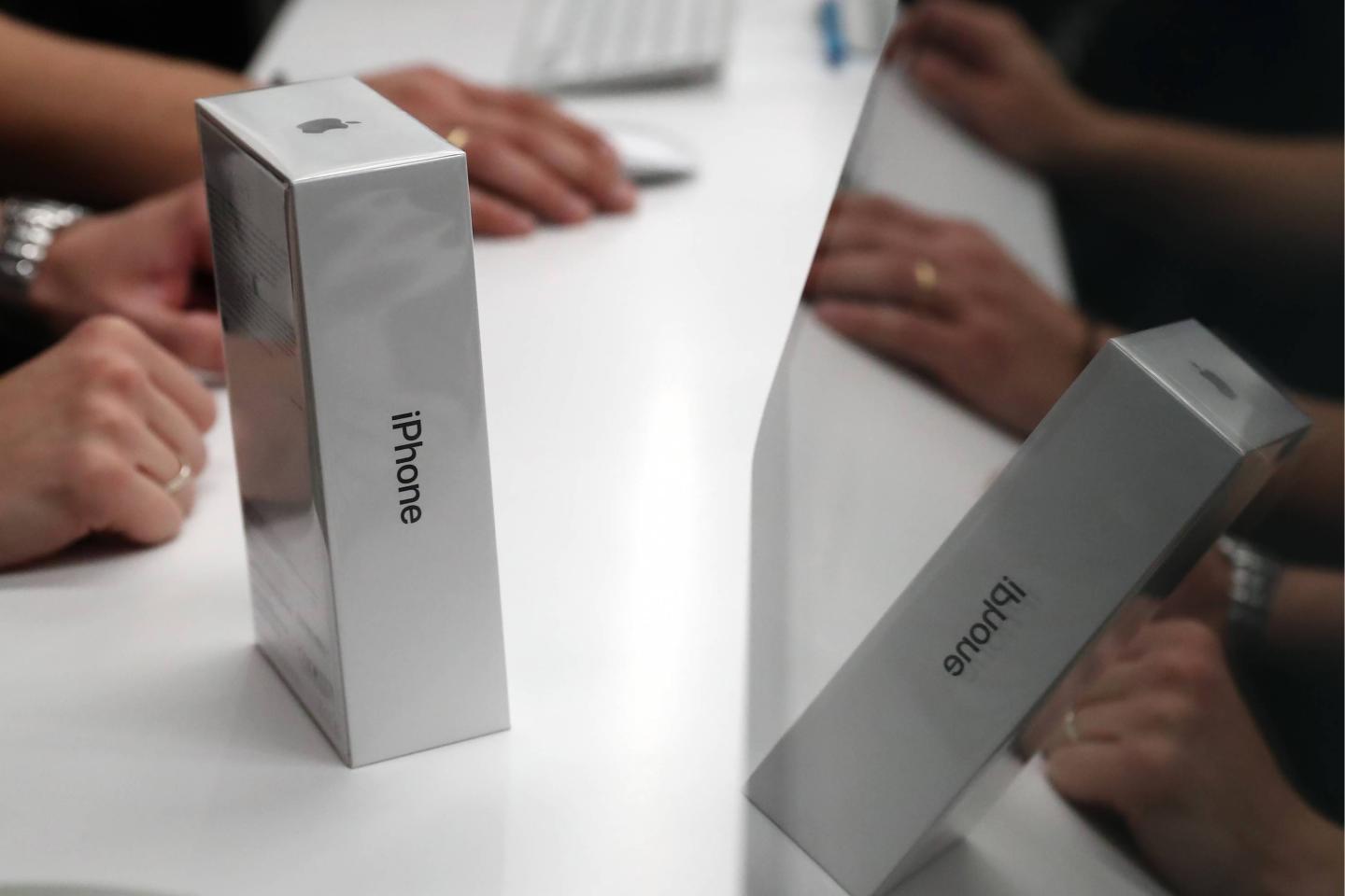 Apple launches new iPhone sales in Russia
