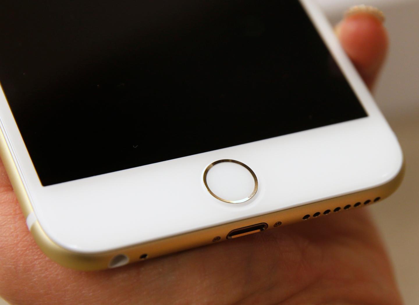 Verizon Store Stocks Shelves With New Apple iPhone 6