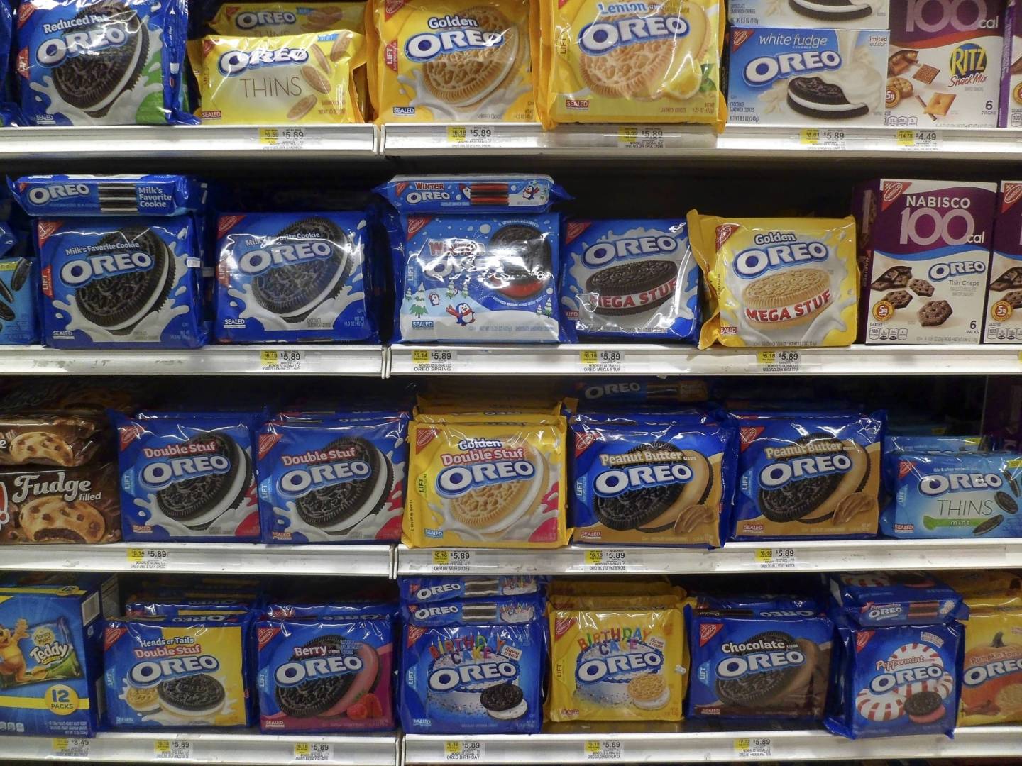 Multitude of Oreo cookies