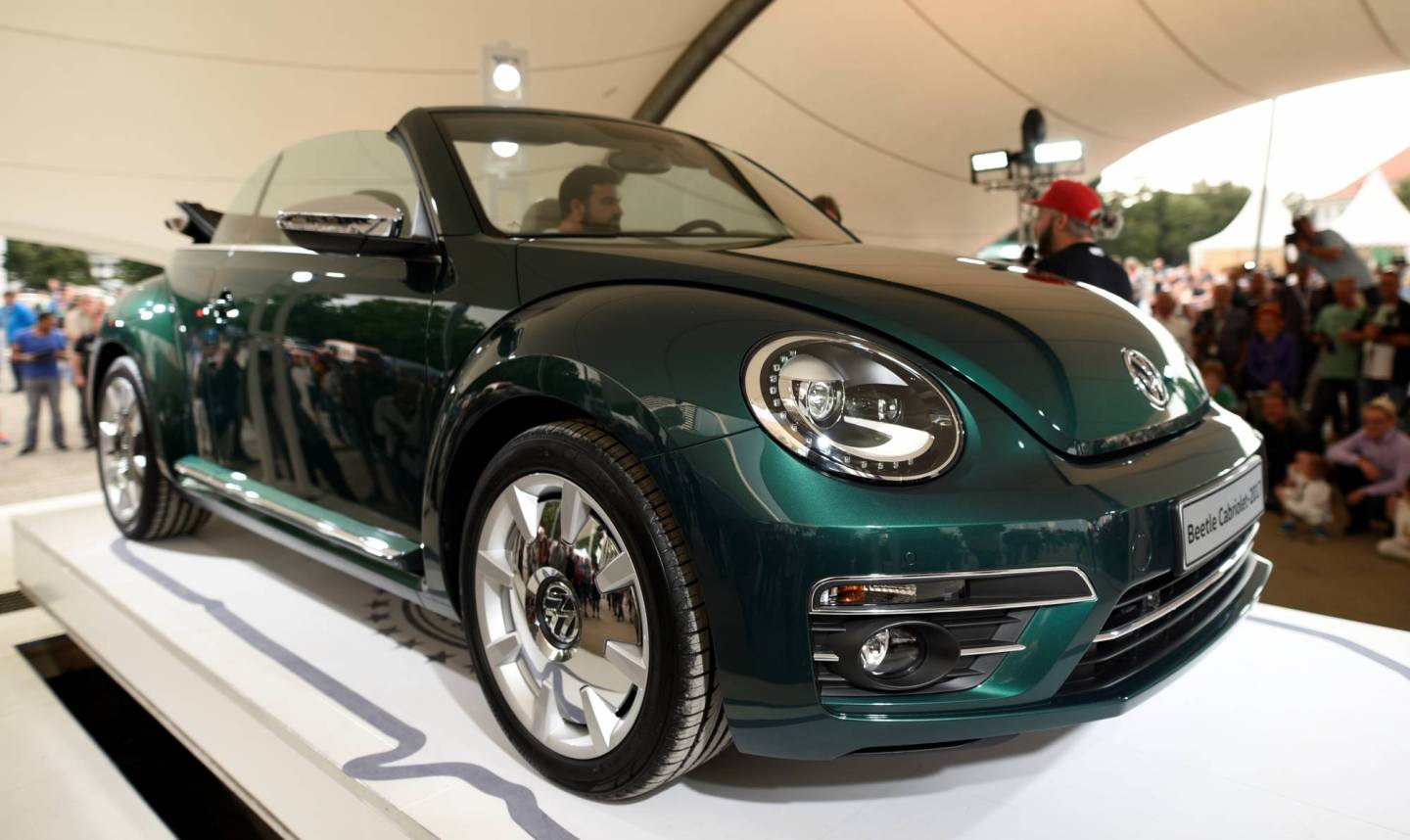 VW presents new Beetle at "Sunshinetour 2016"