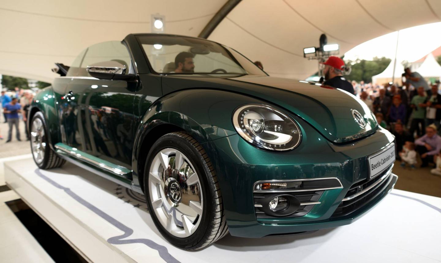 VW presents new Beetle at "Sunshinetour 2016"
