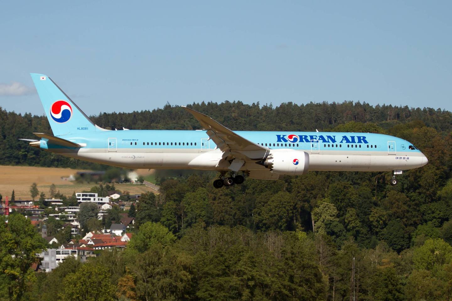 Korean Air Boeing 787-9 dreamliner landing at Zurich Kloten