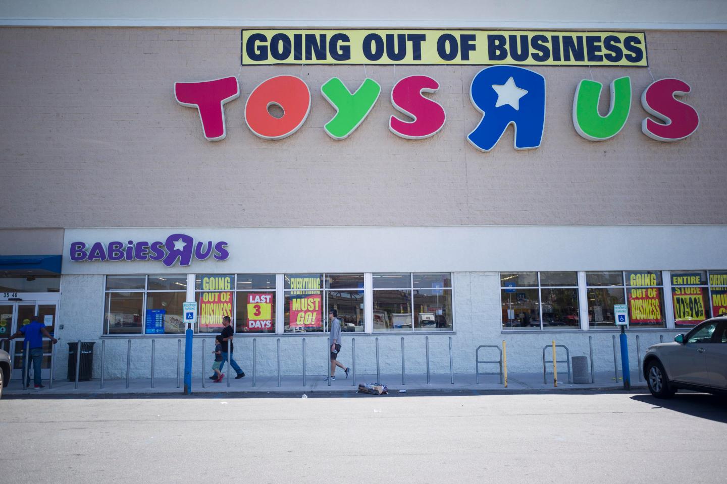 Toys 'R' Us To Close All Its US Stores