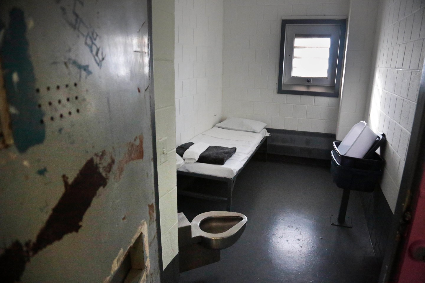 solitary-confinement-cell-usa